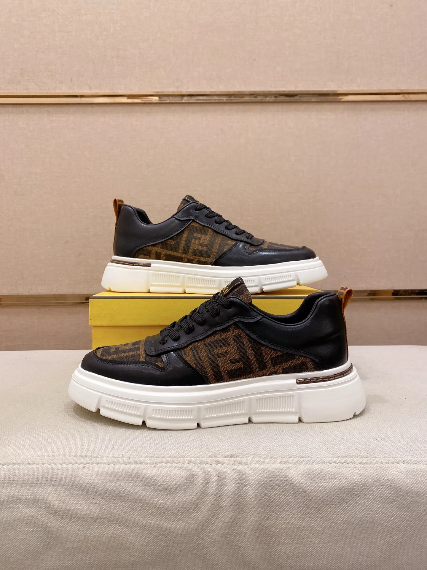 Factory price 400💰 (fendi) New style 👊🏻 upper 🇮🇹 imported cowhide fabric 🇩🇪 lining imported sheepskin lining. The original outsole is molded to highlight the identity of every man, and the upper foot is elegant and stable🚶🏻🚶🏻The high-end custom counters reproduce the original version📯No matter the wind or rain, the shoe last remains unchanged and can withstand the verification of time🔍️,🔵 Size: 38-44